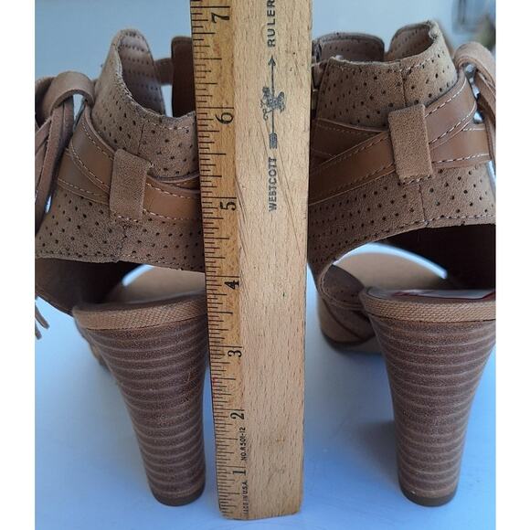Franco Sarto Fina2 Bootie Peep toe Sandal Heels Tan Suede Perforated Fringe Sz 9 - Picture 9 of 11